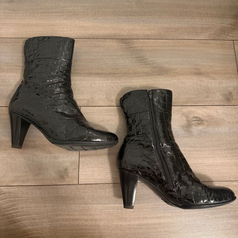 La Canadienne Black Leather Booties